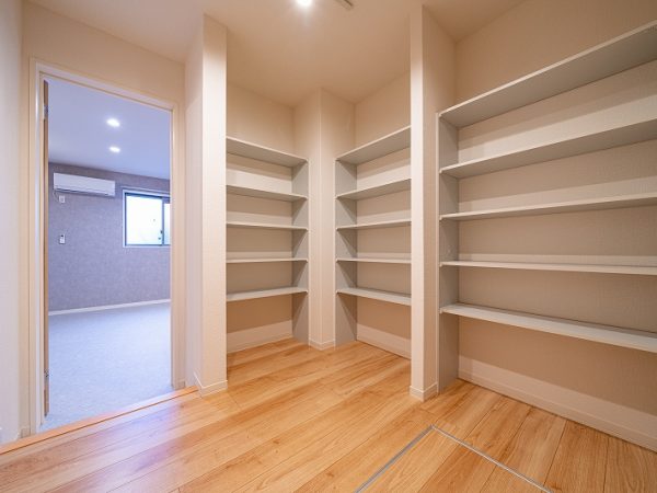 10.４畳のフィットネスルーム。右手のドアは玄関ホールからの、左手のドアはウォークインクロゼットへの扉