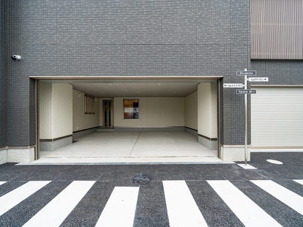 10.４畳のフィットネスルーム。右手のドアは玄関ホールからの、左手のドアはウォークインクロゼットへの扉