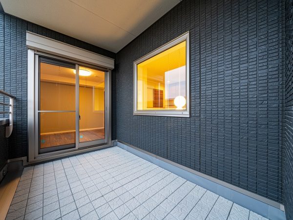 大型壁面書棚のある住まいの1階部分。この部屋も階段はスケルトンでその向こうに書棚がある