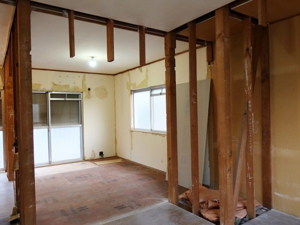 ガルガンチュアのすぐ近くにある築32年のアパートの改装現場。2DKを広いワンルームにするという