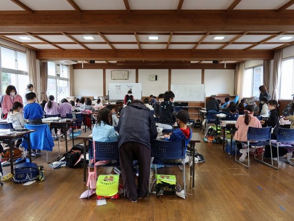 昭和50年代に入居が始まったニュータウンはどこも人口減少、高齢化、商店街衰退などの問題を抱えている。そんな中、元々は行政の呼びかけで始まった活性化の動きが住民主体で拡大、変化を見せ始めた住宅地がある。奈良県生駒市あすか野である。