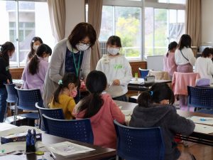 地元の大人たちがつくる子どもたちの放課後教室まなびぃや。周辺の人たちも巻き込み、多世代交流の場ともなっている