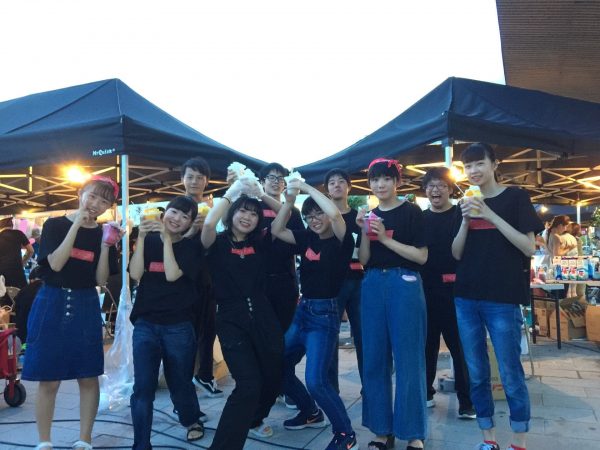 2019年8月に開催されたロックアイスフェスで。かき氷をオリジナル開発して販売した高校生たち（写真提供：ENTO）