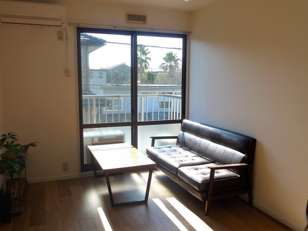 南側の住居棟（アパート）2階の4室のうち、2室がソーシャルワーカールーム</BR>北側の建物の2階には訪問看護事業者（在宅看護センターLife＆Com）とクリニック（医療法人社団悠翔会）が入る

