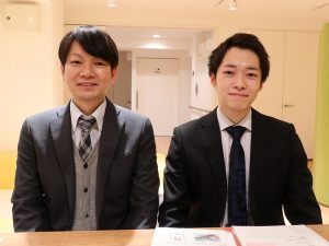 お話をうかがった、JKK東京 住宅計画部 住宅計画課 住宅企画係の築地さん（左）と小松さん（右）。「5人のチームで、どの物件を、どのようなコンセプトで建替えるかなどを検討し、採算性や家賃付けなども行っています」と係長の築地さん。経堂の近隣では建替えによる「（仮称）コーシャハイム大蔵」の建設が進行中で、約1200戸の大規模なマンションになるという