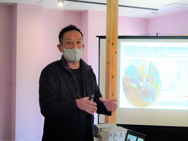 南側の住居棟（アパート）2階の4室のうち、2室がソーシャルワーカールーム</BR>北側の建物の2階には訪問看護事業者（在宅看護センターLife＆Com）とクリニック（医療法人社団悠翔会）が入る

