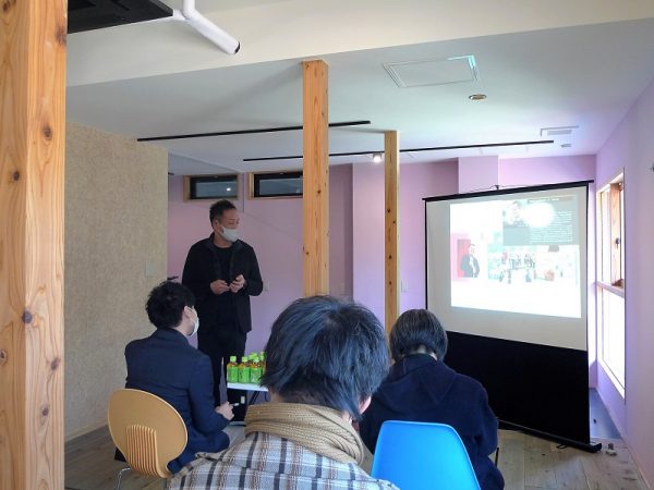 加藤さんの講演は、北側の建物の1階で行われた。ここは、カフェ（亀井野珈琲）、ランドリーが入るコミュニティスペースになる