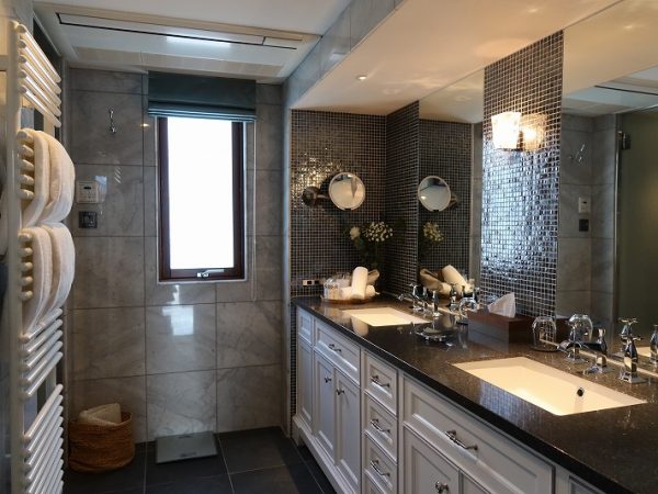 洗面所。部屋によって色合い、デザインは異なる。左側がタオルウォーマー