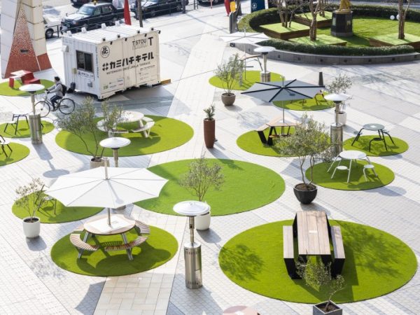 八丁堀バス停（東急ハンズ前）のバスベイをウッドデッキに変貌させた、広島初のパークレット。木製のベンチでスポンサー名をPR