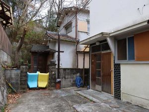 建築家が自分のオフィス＋セカンドハウスとして使うとプランを披露した路地の家。現地を訪れてみると隣家では若い人が自分たちでリノベーションを行っていた