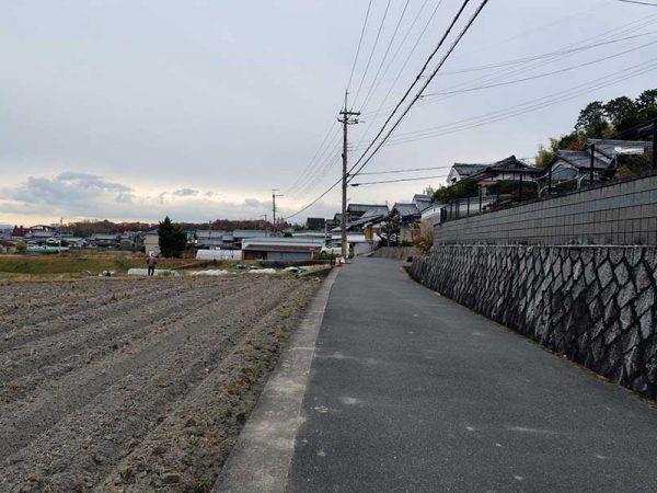 空き家の事例として紹介された地域の風景。大阪に近いベッドタウンのイメージとはかなり異なる