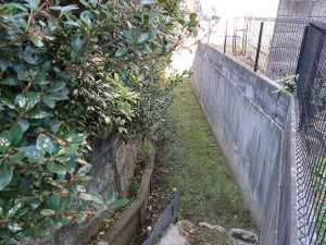 家と家の間の不思議な場所に境界線があり、なぜだろうと現地に行ってみるとそこにはかつての川跡が