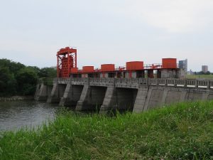 下町エリアの洪水防止のために開削された荒川放水路だが、土地を分断もした