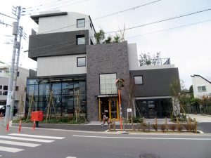 下北沢駅からすぐ、緑が目立つ、開放的な建物がシモキタカレッジ
