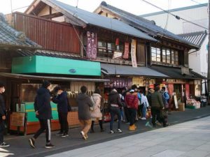 笠間市を代表する観光地、笠間稲荷神社前の参道を巡る参加者たち。参道沿いには、移住者によってオープンした店舗もあるという