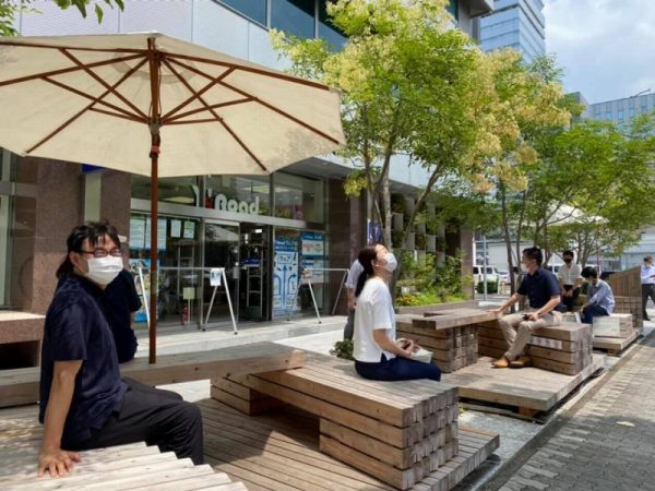 レトロな看板が目を引く「長者町繊維街」。「あいちトリエンナーレ」を機に壁やシャッターを使ったアート作品が増え、カフェやインテリアショップなどが点在。周辺では、マンションやオフィスビルの再開発も増えている