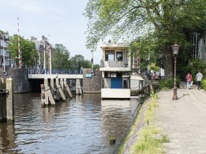 アムステルダムのスイートホテルの1室。渡航できる日はまだしばらく先になりそうだ