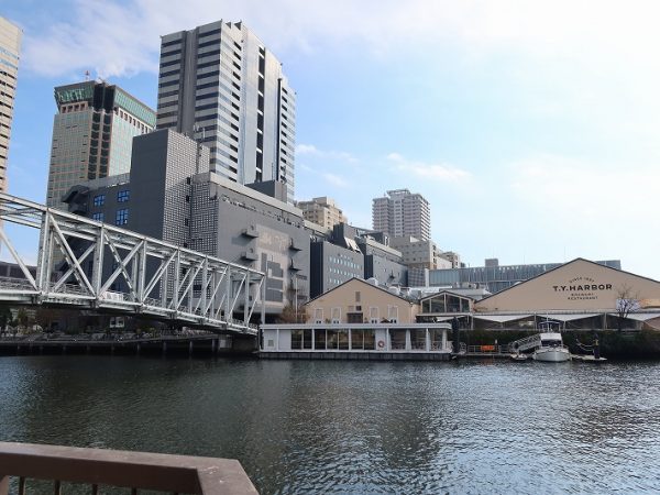 洗面所。部屋によって色合い、デザインは異なる。左側がタオルウォーマー