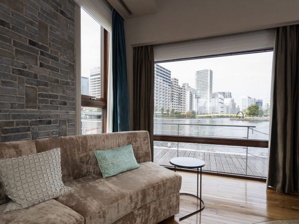 右の窓から見えるのが高浜運河と楽水橋、左の窓から見えるのはかつての目黒川河口と天王洲橋