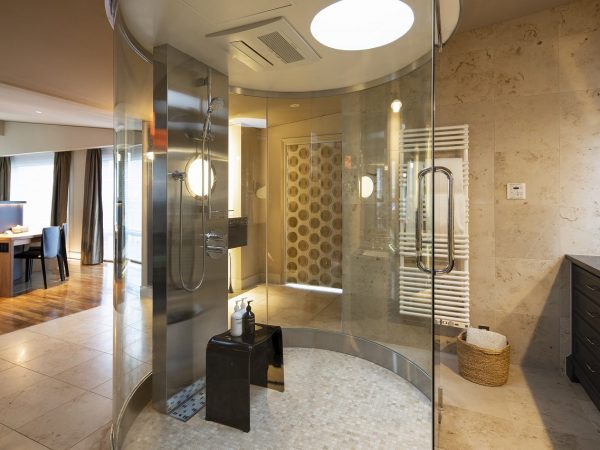 右の窓から見えるのが高浜運河と楽水橋、左の窓から見えるのはかつての目黒川河口と天王洲橋