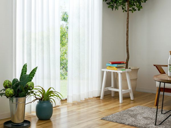 ワックスフリー、塩化ビニル製の抗ウイルス床材。こちらは重歩行用（店舗などに使用する耐久性が高いタイプ）で一般の住宅に使用するクッションフロアに比べて厚みがありデザイン性も高い。トイレや洗面所、キッチンなどにおすすめとのこと。発泡構造なので転倒時の衝撃を和らげ、医療や福祉施設だけでなくバリアフリー住宅にも使いやすい。
<BR>（ナーシングフロアV　KU20013 /サンゲツ）