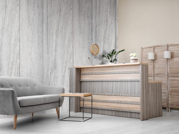 抗ウイルス内装材には、壁紙や床材の他にも、壁面やカウンターなどに使用できるセラミック製の建材もある。写真はキッチンの天板での使用例。消毒に使用される次亜塩素酸ナトリウム・塩化ベンザルコニウムに対し、耐性がある。<BR>
（大版セラミックスラブGARZAS〈ガルザス〉/サンゲツ）