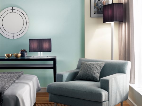 抗ウイルス壁紙のイメージ図。抗ウイルス性成分が、壁紙表面に付着したウイルス表層のたんぱく質を変性、破壊する。<BR>（抗ウイルス壁紙/サンゲツ「2020-2022 FAITH」カタログより）