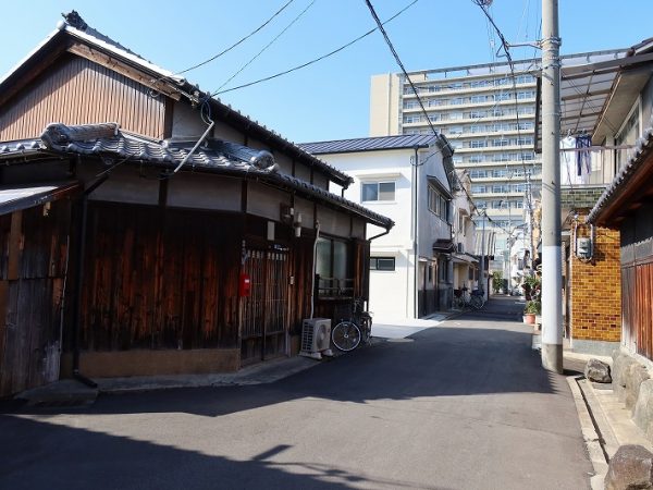 改装されたのは以前は弥生荘と呼ばれた文化アパート。公道に面した側はあえて昔のままとし、まちの風景が変わらないように配慮した。もちろん、今は扉は開かない