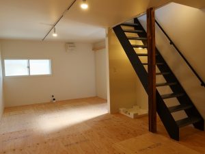 2階への階段部分はカーテンで熱が逃げるのを防げるように作られている