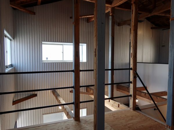2階の柱、梁のうち、中央部分はDIY可。よく見ると意外と立派な材が使われている