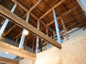 完成後の屋根裏。雨漏りはしないが、断熱材などはなく、むき出しになった状態
