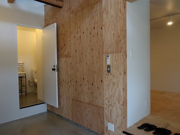 2階の柱、梁のうち、中央部分はDIY可。よく見ると意外と立派な材が使われている