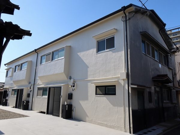 改装されたのは以前は弥生荘と呼ばれた文化アパート。公道に面した側はあえて昔のままとし、まちの風景が変わらないように配慮した。もちろん、今は扉は開かない