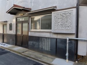 改装されたのは以前は弥生荘と呼ばれた文化アパート。公道に面した側はあえて昔のままとし、まちの風景が変わらないように配慮した。もちろん、今は扉は開かない