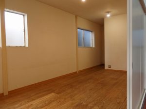 室内はごくごくシンプル。奥に収納がある