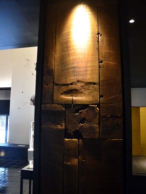 エントランスの小窓から本堂を見ることができる