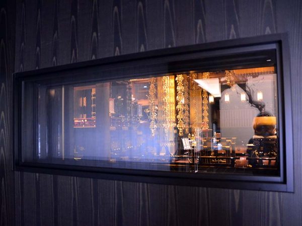 エントランスの小窓から本堂を見ることができる