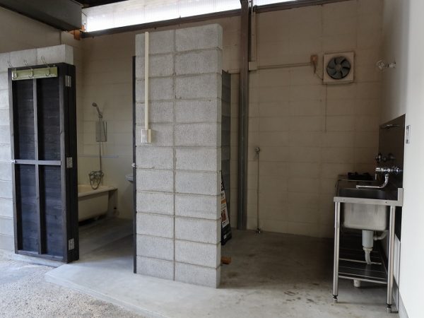 住宅街の中にあるクラフトスタジオ神路。住宅には見えない外観