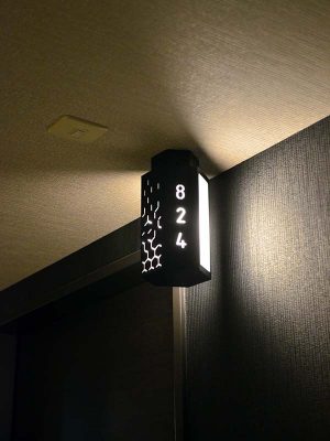灯籠をモチーフにしたルームナンバーのオブジェ