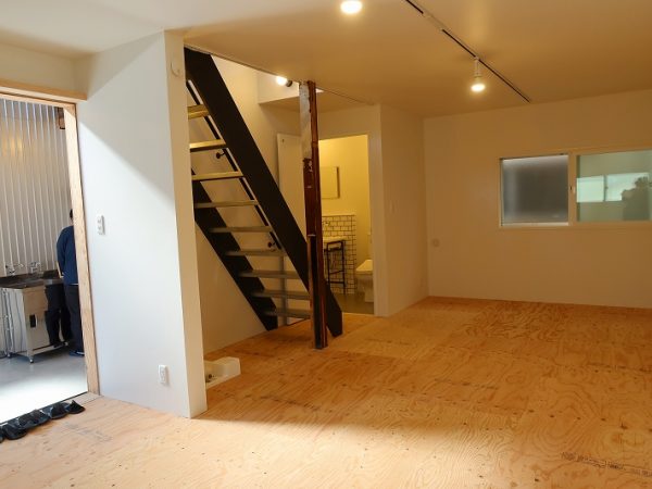 入り口から内部を見たところ。左手奥にキッチン、正面のドアは水回りに続くもので、帰宅後すぐに風呂場にということができる。右手が居住空間となる箱の壁