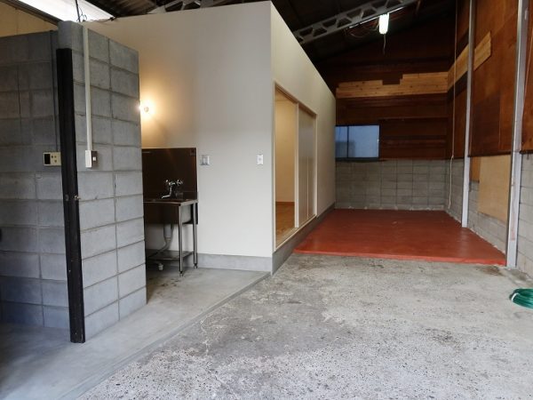 住宅街の中にあるクラフトスタジオ神路。住宅には見えない外観