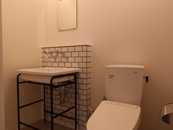 入り口から内部を見たところ。左手奥にキッチン、正面のドアは水回りに続くもので、帰宅後すぐに風呂場にということができる。右手が居住空間となる箱の壁