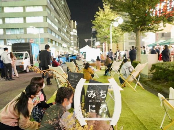 レトロな看板が目を引く「長者町繊維街」。「あいちトリエンナーレ」を機に壁やシャッターを使ったアート作品が増え、カフェやインテリアショップなどが点在。周辺では、マンションやオフィスビルの再開発も増えている