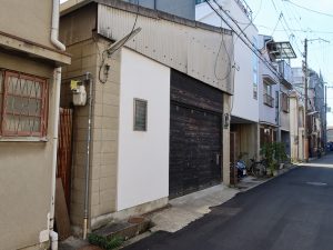 住宅街の中にあるクラフトスタジオ神路。住宅には見えない外観