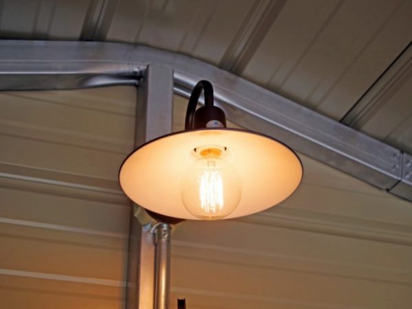 ヴィンテージ風のブラケット1ヶ所は標準仕様。オプションで照明器具の変更も可能だ