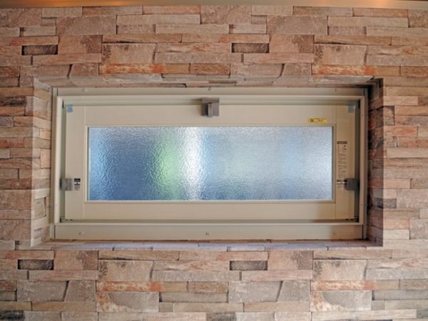 ヴィンテージ風のブラケット1ヶ所は標準仕様。オプションで照明器具の変更も可能だ