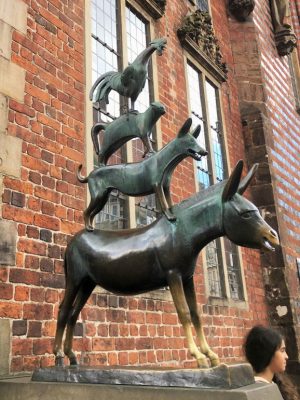 ブレーメンの音楽隊の像　　　　　© Riho Taguchi