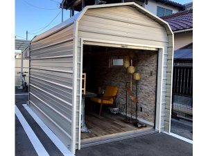 納品したユーザーのタイニーハウス。外壁 ：アッシュグレー、トリム：アイボリーの組み合わせ。配色によってイメージががらりと変わる