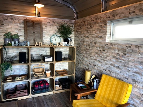 太田さんのオフィス兼ショールーム。外壁 ：カントリーレッド、トリム：アイボリーでアメリカンテイストたっぷり