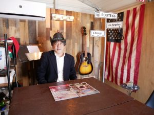 お話を伺った「アメリカンガレージ名古屋」の太田隆さん。オフィスにはアメリカの蚤の市で買った雑貨などを置いて、趣味の部屋としても利用している